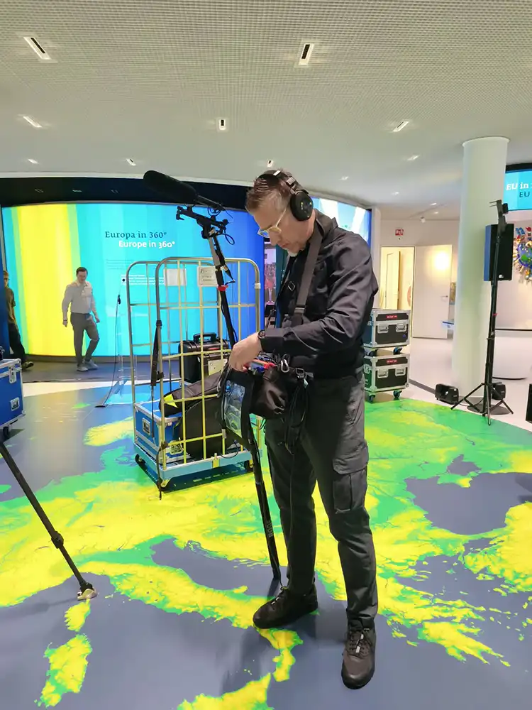 CamJo24 sound engineer with a boom mic at the opening of the Europa Experience in The Hague